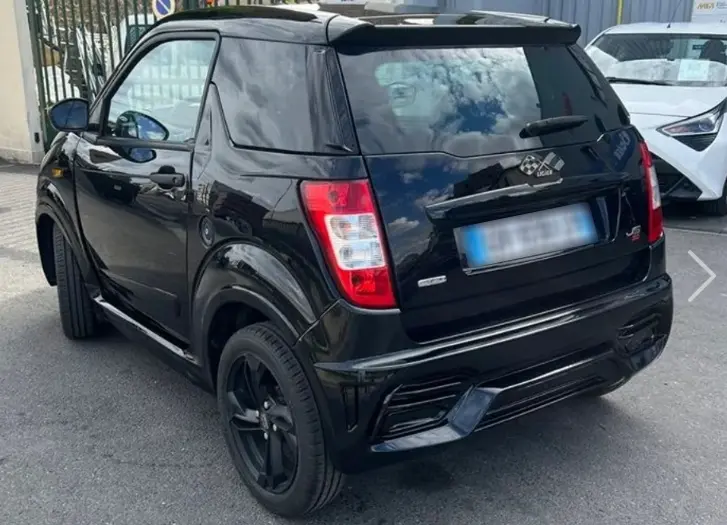 Vue 3/4 arrière droite d'une LIGIER JS50 Sport pack DCI noire avec jantes alu 15" VEGA et feux arrière distinctifs.