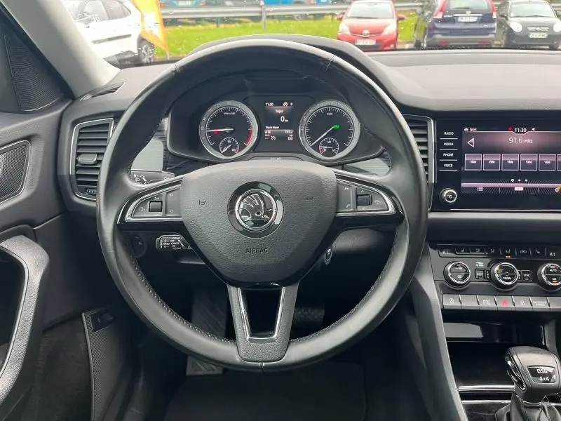 Vue intérieure centrée sur le volant cuir noir d'une Skoda Kodiaq 2018 avec tableau de bord et écran tactile.