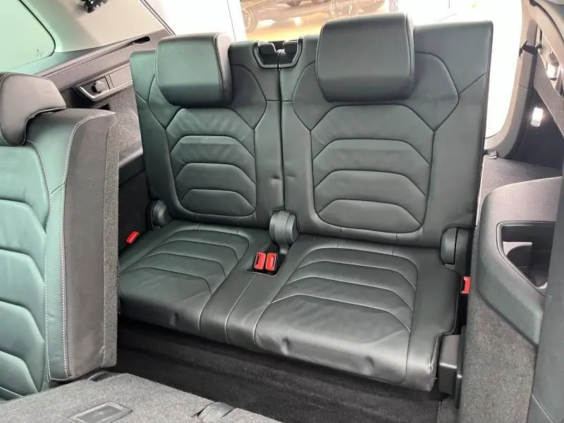 Vue intérieure sur la 3ème rangée de sièges en cuir noir du Skoda Kodiaq 2018, avec ceintures rouges visibles.