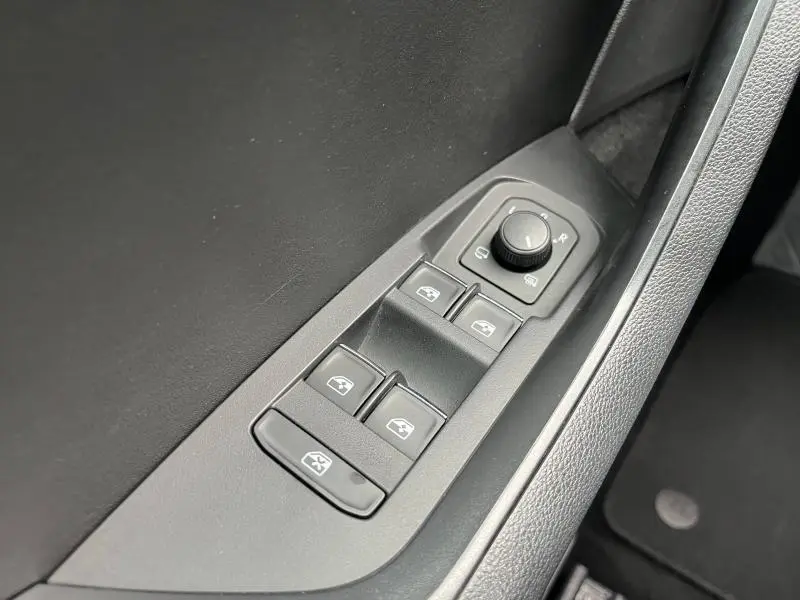 Gros plan sur les commandes de lève-vitres et rétroviseurs côté conducteur du Skoda Kodiaq noir Magic Nacré.