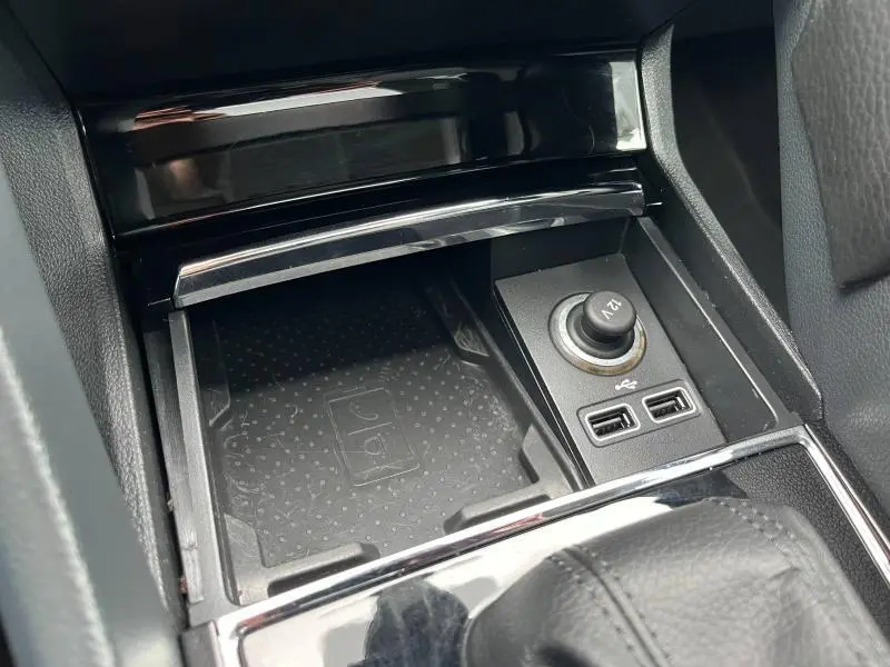 Gros plan sur la console centrale noire du Skoda Kodiaq 2018 avec prise 12V et ports USB visibles.