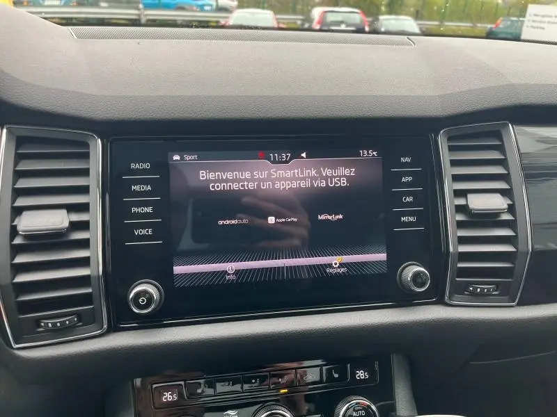 Vue frontale du tableau de bord noir du Skoda Kodiaq 2018 avec écran tactile SmartLink et commandes multimédia.