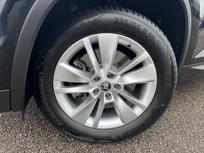 Gros plan sur la roue avant droite du Skoda Kodiaq noir Magic Nacré, jante alliage 18 pouces Triton.