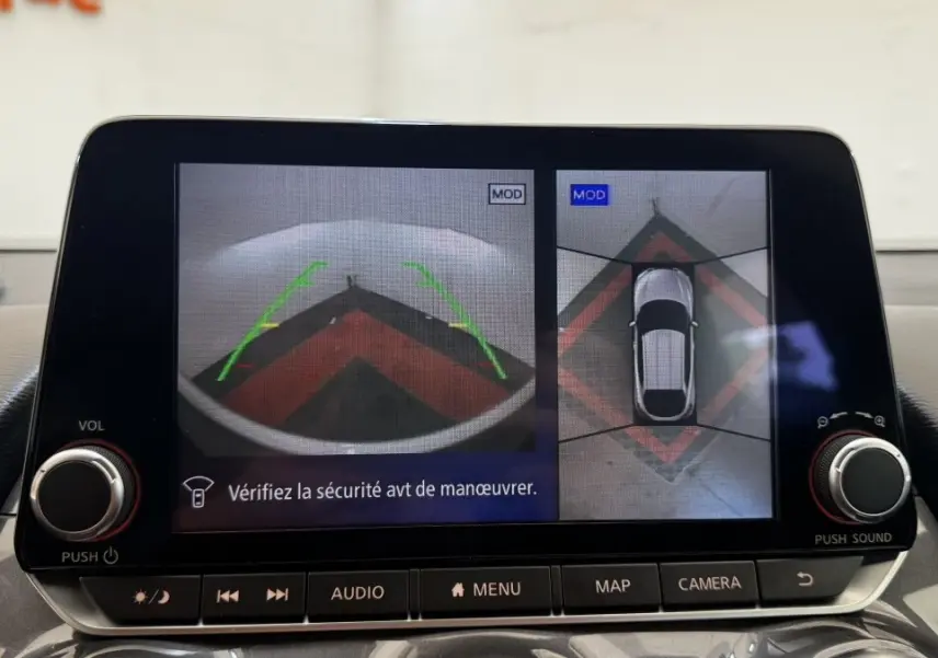 Écran tactile intérieur du Nissan Juke Hybrid 143 Business+ 2023 montrant la caméra 360° d'aide au stationnement.