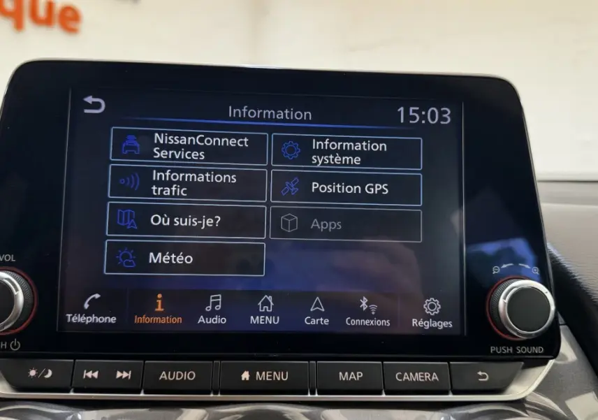 Écran tactile central du tableau de bord du Nissan Juke Hybrid 143 Business+ affichant le menu d'informations.