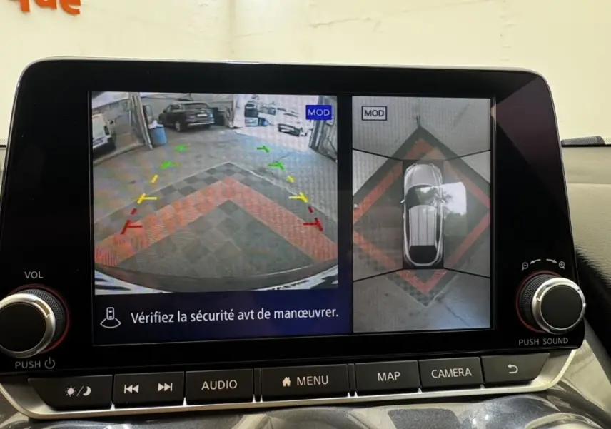 Écran tactile intérieur du Nissan Juke Hybrid 143 Business+ montrant la caméra 360° et l'aide au stationnement.