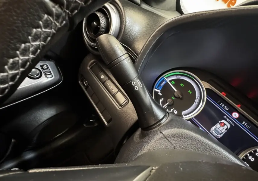 Vue rapprochée du combiné d'instruments numérique et du volant en cuir noir du Nissan Juke Hybrid 143 Business+ 2023.