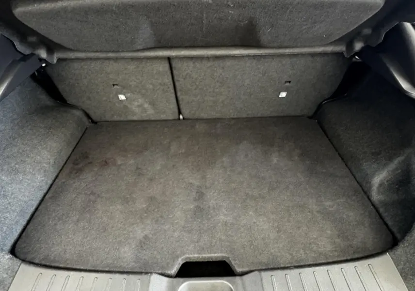 Coffre vide vu de face, intérieur gris foncé du Nissan Juke Hybrid 143 Business+ 2023.