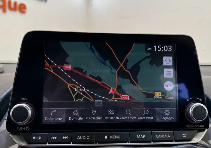 Écran tactile central du Nissan Juke Hybrid 2023 affichant la navigation avec carte et options de menu.