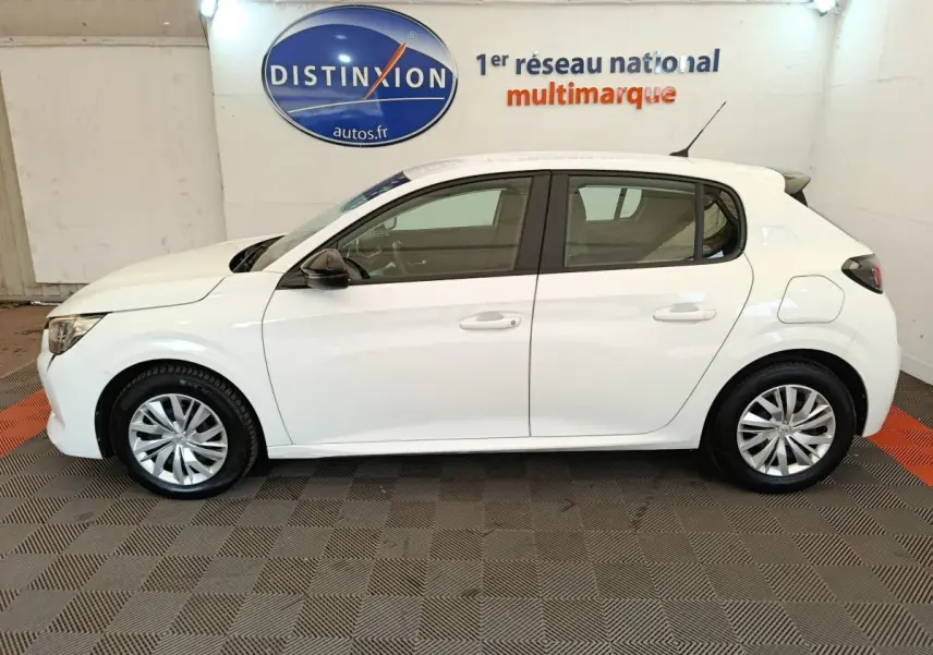 Peugeot 208 blanche vue de profil côté gauche dans un showroom avec jantes alliage et rétroviseurs noirs.