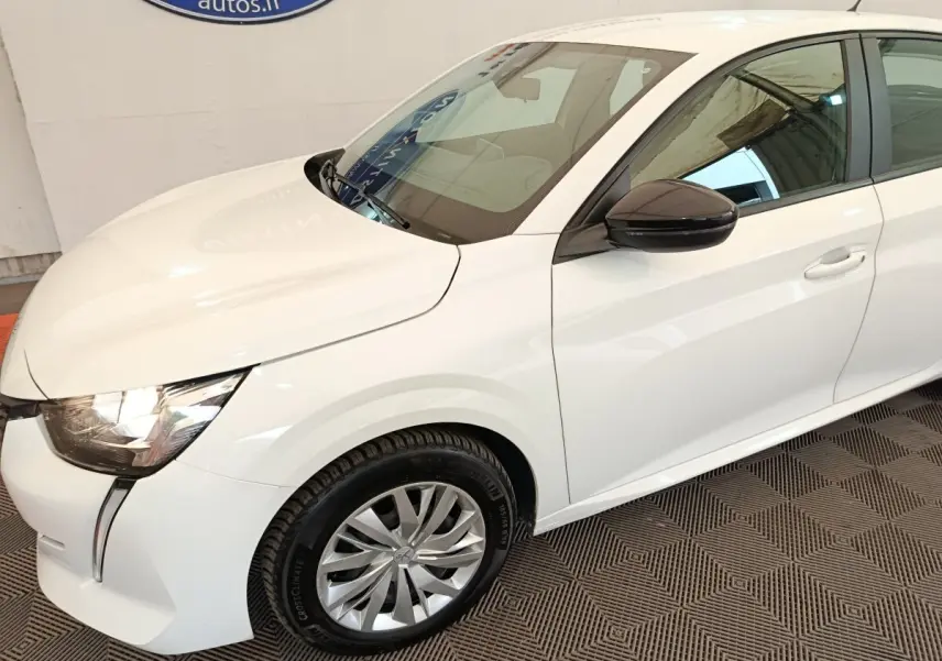 Peugeot 208 blanche vue 3/4 avant droit, avec rétroviseur noir et jantes alliage distinctives.