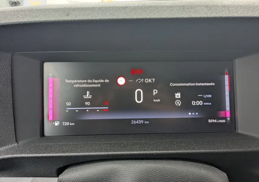 Affichage numérique du tableau de bord du Fiat Scudo Fourgon blanc, montrant la température liquide refroidissement et consommation instantanée.