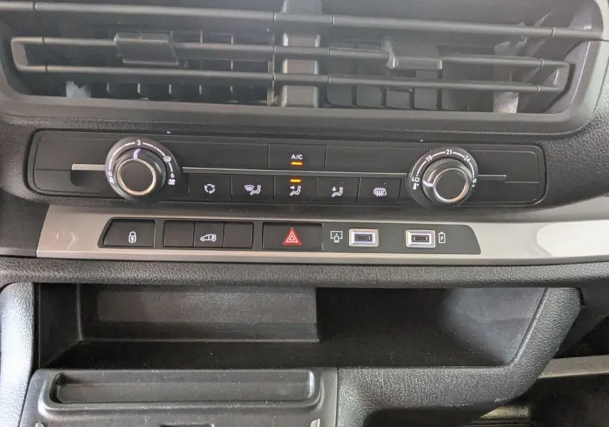 Détail de la console centrale du Fiat Scudo Fourgon blanc 2025 montrant les commandes de climatisation et ports USB.