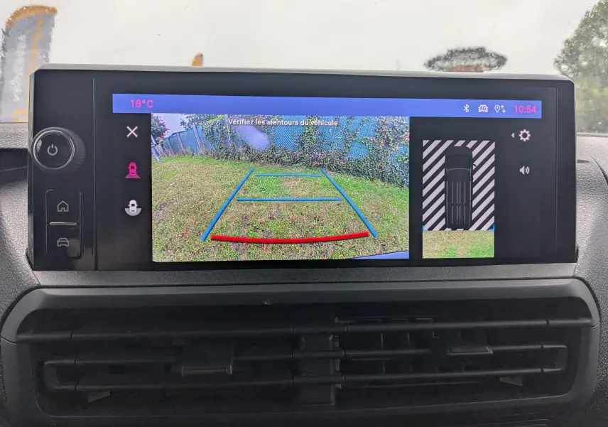 Écran tactile couleur HD du FIAT Scudo Fourgon XL 2025 montrant la caméra de recul avec guidage et vue aérienne.