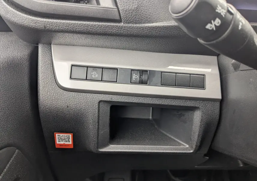 Détail intérieur côté gauche du tableau de bord du Fiat Scudo Fourgon blanc, avec commandes et rangement intégré.