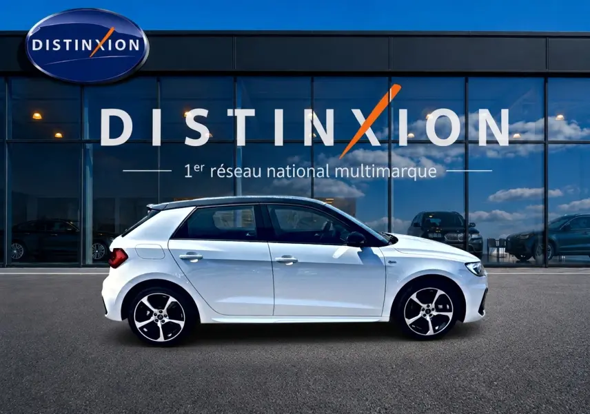 Audi A1 Sportback blanc et noir vue de profil côté gauche, avec jantes alliage et toit contrasté noir.