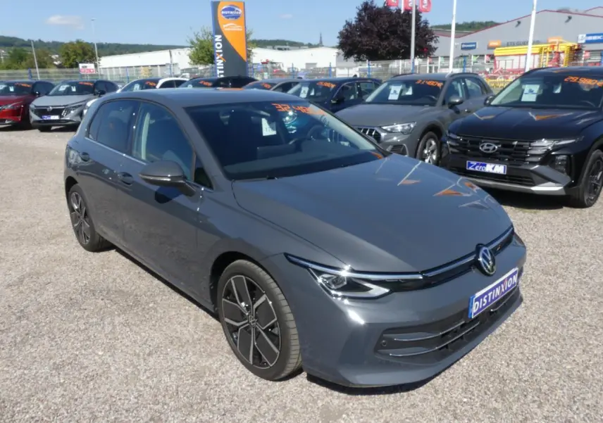 Volkswagen Golf Style gris métallisé vue 3/4 avant avec jantes alliage 18 pouces Leeds sur parking.