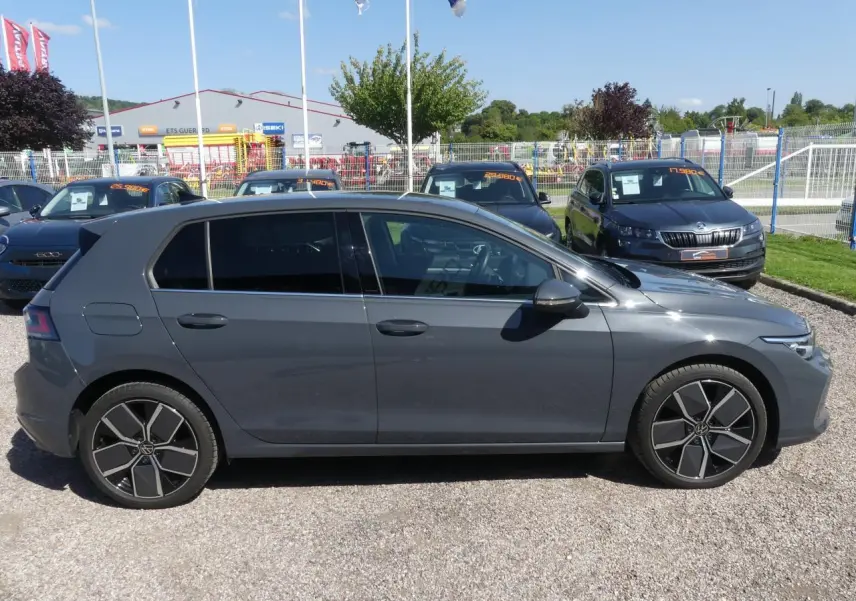 Profil côté gauche d'une Volkswagen Golf 1.5 eTSI Style 2024 gris métallisé avec jantes alliage 18 pouces Leeds.