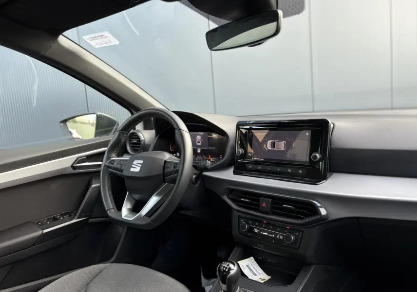 Intérieur de la SEAT Ibiza TSI 115 Xcellence 2025 vu côté conducteur, volant cuir multifonction et écran tactile central.