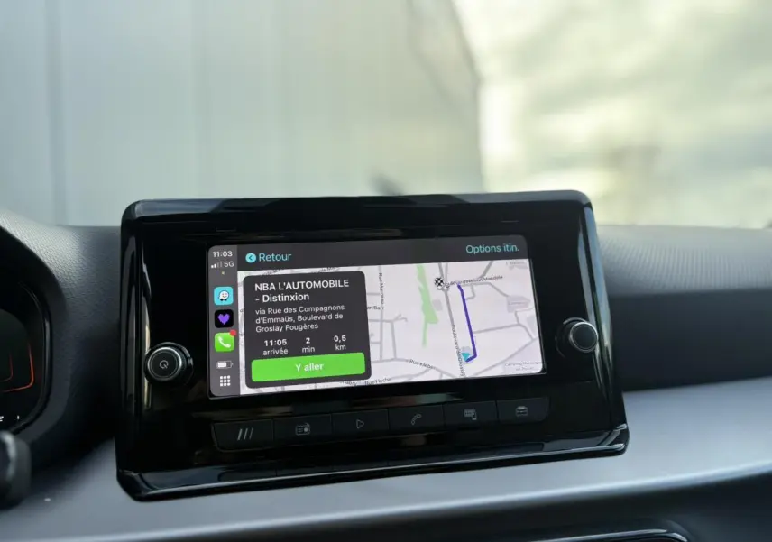 Écran tactile central du tableau de bord de la SEAT Ibiza TSI 115 Xcellence 2025 affichant un itinéraire GPS.