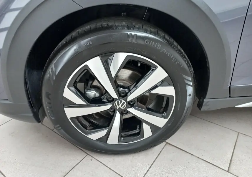 Gros plan sur la jante alliage 17 pouces Aberdeen et pneu GitiSynergy du côté avant droit du Volkswagen Taigo gris cendré.