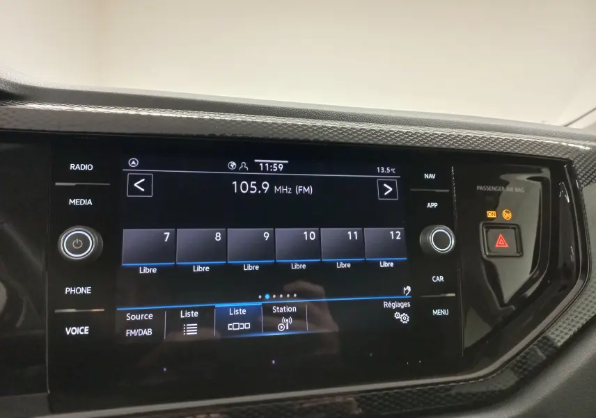 Écran tactile central du Volkswagen Taigo 2025 affichant la radio FM à 105,9 MHz avec commandes autour.