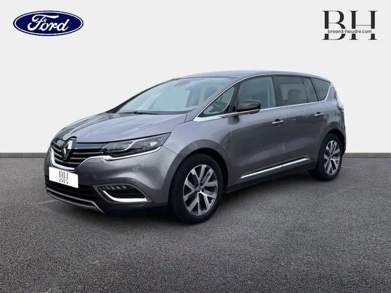 Renault Espace gris Cassiopée en vue 3/4 avant droit, mettant en valeur ses jantes alliage et lignes fluides.
