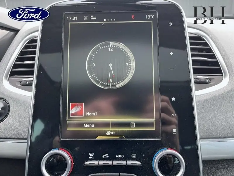 Vue rapprochée de la console centrale noire avec écran tactile et commandes de climatisation du Renault Espace gris Cassiopée.