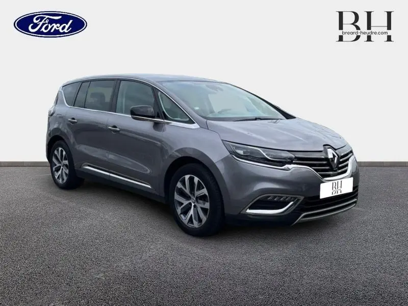 Renault Espace gris Cassiopée en vue 3/4 avant droit, avec jantes alu et lignes chromées sur les portières.