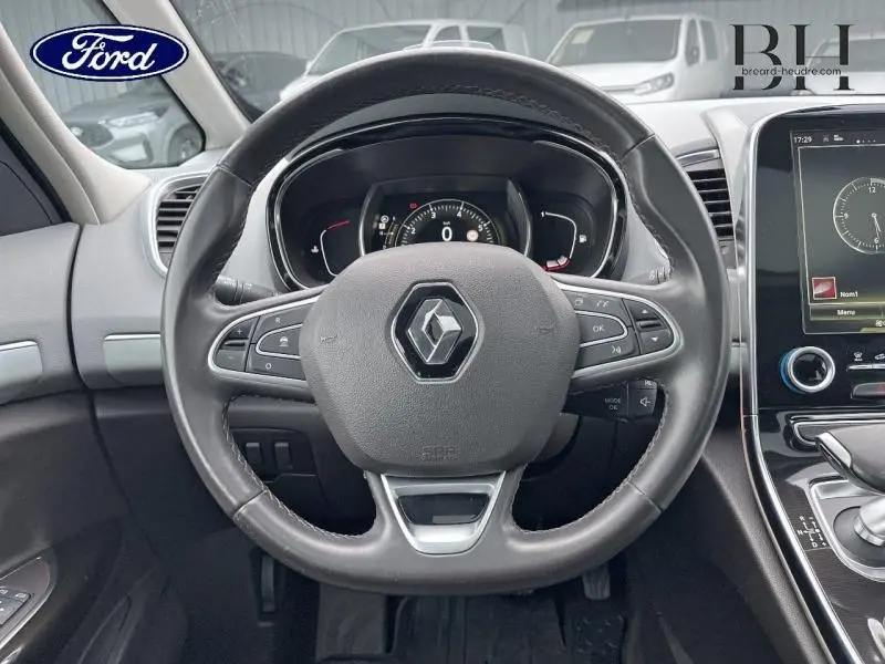 Vue intérieure centrée sur le volant cuir noir du Renault Espace 2017 avec tableau de bord et écran tactile visibles.