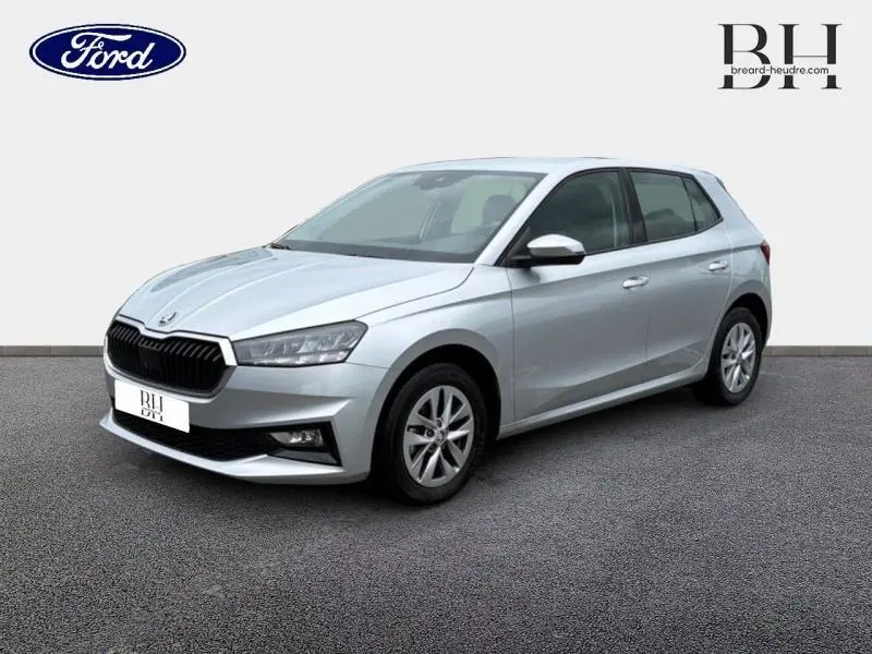 Vue 3/4 avant droite d'une Skoda Fabia 1.0 MPI 80ch Ambition gris argent métallisé sur fond neutre.