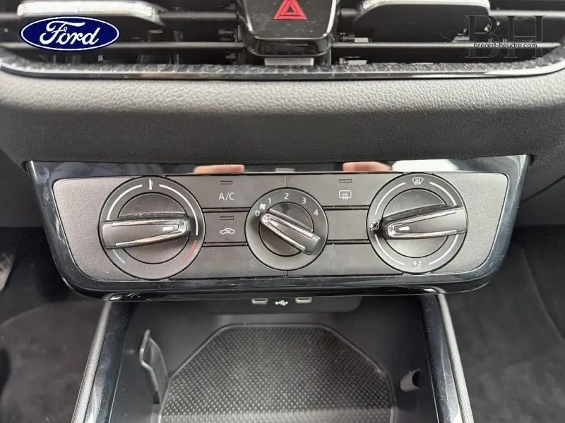 Tableau de bord avec commandes de climatisation manuelle d'une Skoda Fabia gris argent, vue de face en gros plan.