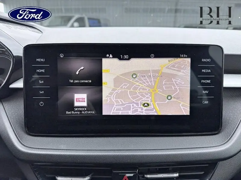 Écran tactile central du tableau de bord SKODA FABIA 2023 affichant navigation et options multimédia.