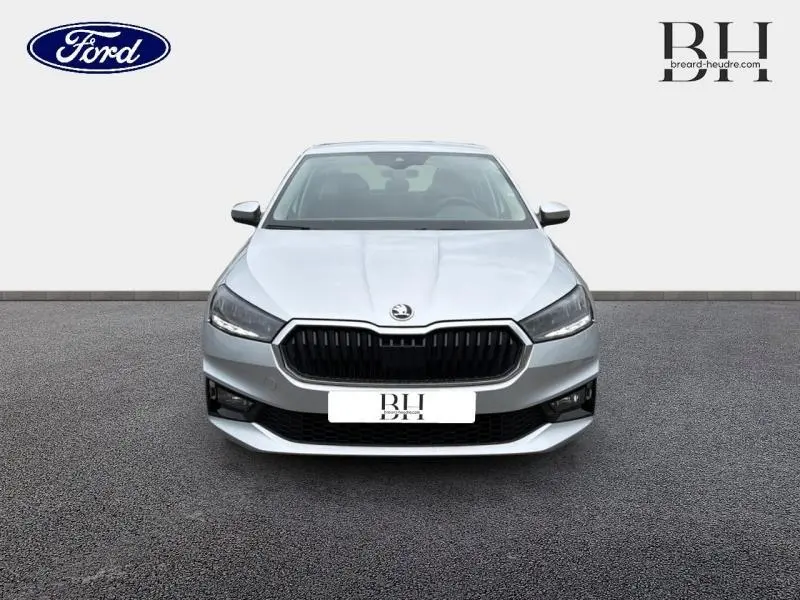 Vue frontale d'une Skoda Fabia 2023 gris argent métallisé avec calandre noire et phares LED fins.