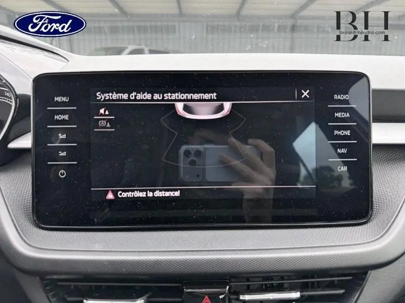 Écran tactile du système d'aide au stationnement dans un tableau de bord gris clair, intérieur Ford.