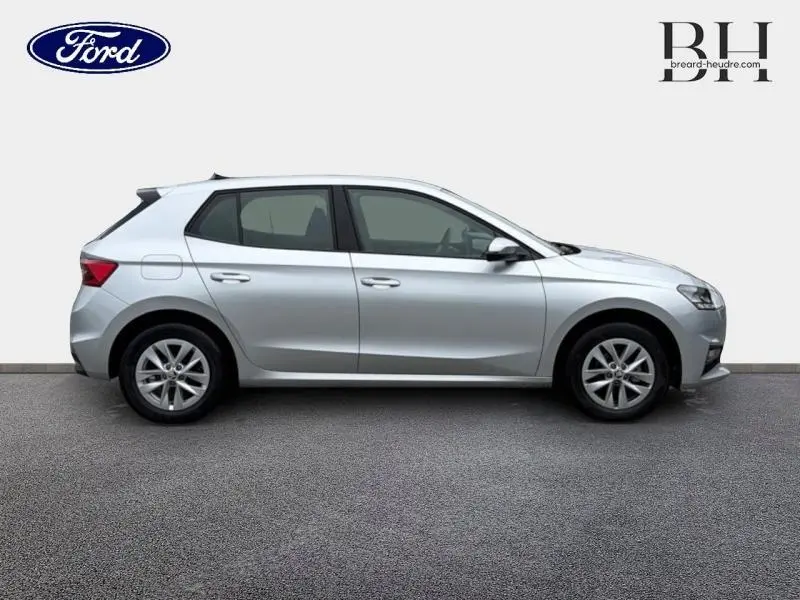 Profil côté gauche d'une Skoda Fabia 1.0 MPI 80ch Ambition gris argent métallisé, avec jantes alu et lignes épurées.