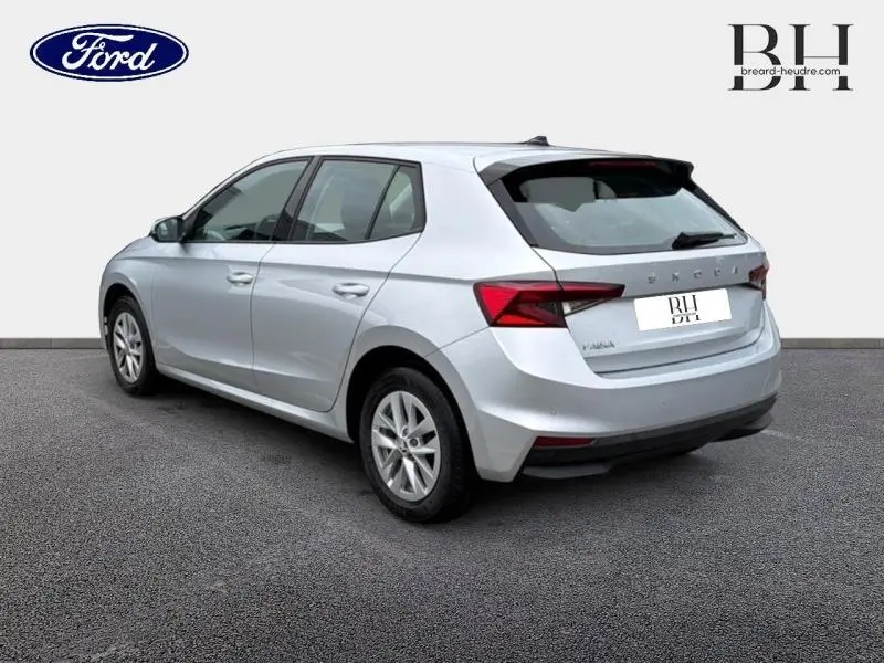 Vue 3/4 arrière droite d'une Skoda Fabia 2023 gris argent métallisé avec feux arrière LED et jantes alu.