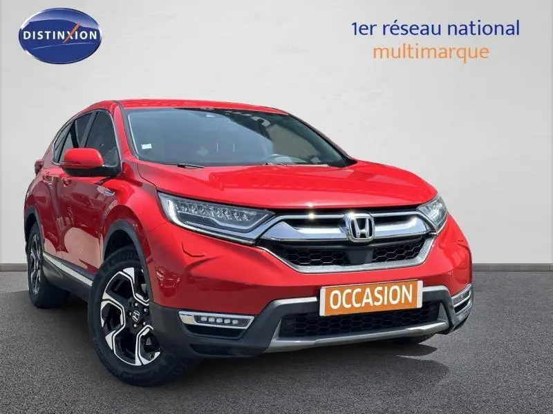 Vue 3/4 avant d’un Honda CR-V rouge Rallye avec calandre chromée et jantes alliage noires et argentées.