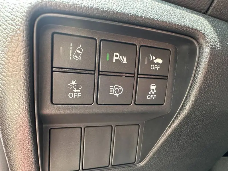 Gros plan sur les boutons de commandes d'assistance du tableau de bord du Honda CR-V rouge Rallye, version Executive 2020.