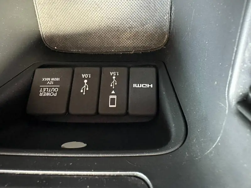 Vue rapprochée des ports USB et HDMI noirs dans l'habitacle du Honda CR-V rouge Rallye 2020.