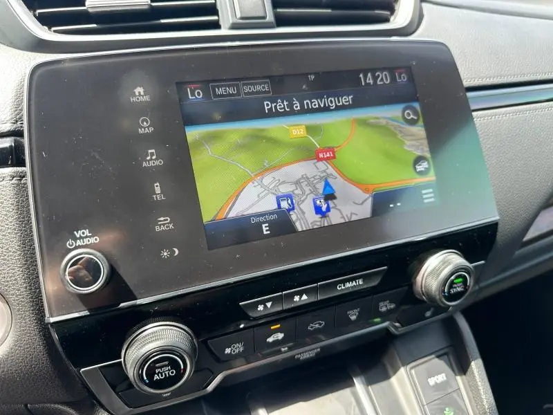 Gros plan sur l’écran tactile central du Honda CR-V 2020 affichant la navigation avec commandes audio et climatisation.