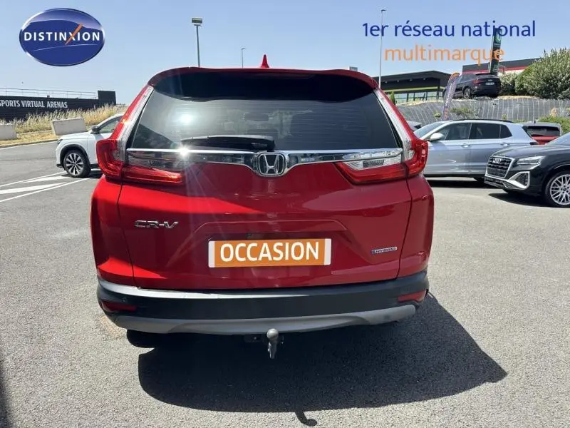 Vue arrière d'un Honda CR-V rouge Rallye 2020 avec feux LED caractéristiques et attelage visible sur un parking.