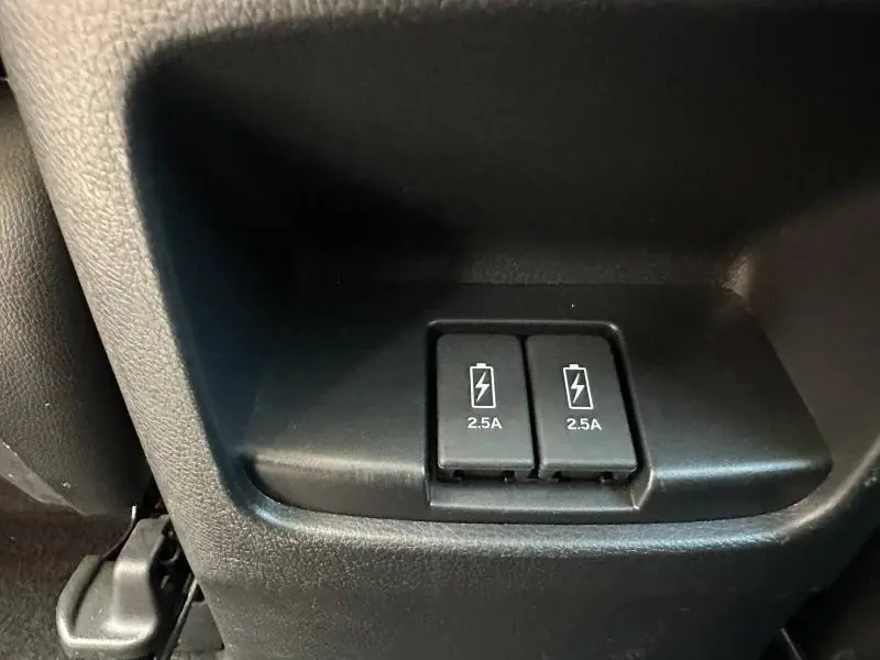 Gros plan sur deux prises USB 2.5A intégrées dans l'habitacle noir du Honda CR-V 2020.