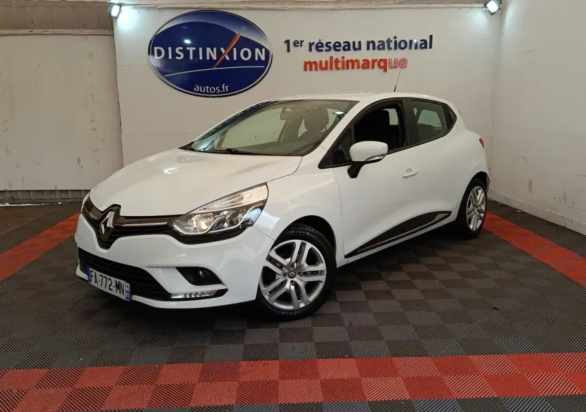 Renault Clio Business dCi 75 blanc vue 3/4 avant droit, avec feux LED et jantes alliage dans un showroom.