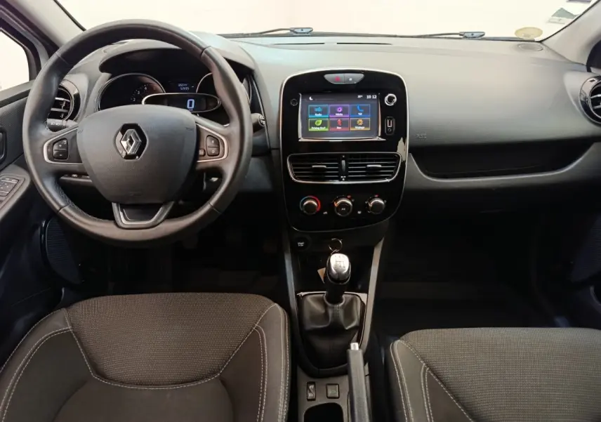 Vue intérieure frontale de la Renault Clio Business dCi 75 2018, volant cuir multifonctions et écran tactile central.