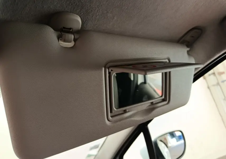 Détail de pare-soleil avec miroir intégré côté conducteur dans l’habitacle d’une Renault Clio blanche de 2018.