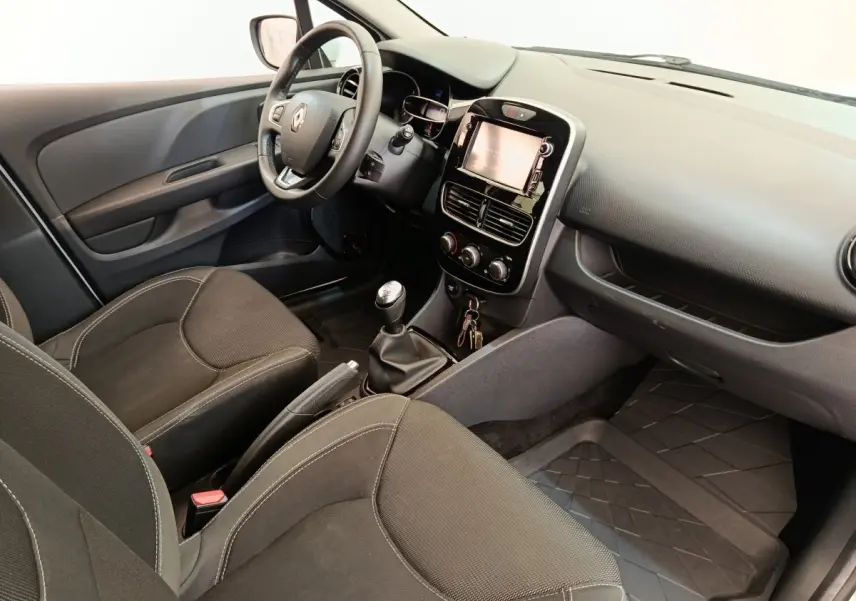 Vue intérieure côté conducteur de la Renault Clio Business dCi 75 2018, volant cuir multifonctions et écran tactile central.