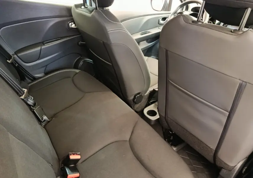 Vue intérieure arrière de la Renault Clio Business dCi 75 2018, sièges tissu noirs et dos de sièges avant en cuir.
