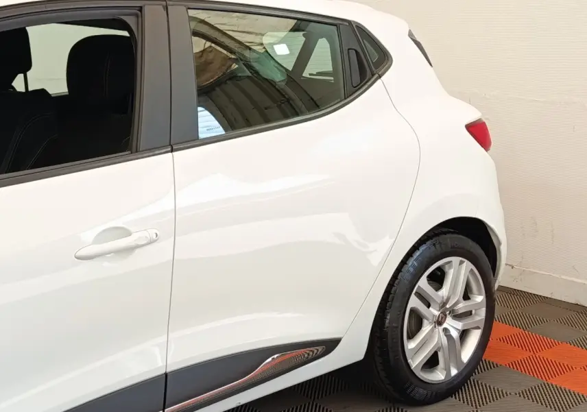 Vue latérale arrière droite d'une Renault Clio Business dCi 75 blanche avec jante alliage et poignées de porte intégrées.