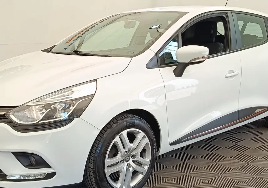 Renault Clio Business dCi 75 blanc vue 3/4 avant droit, avec jantes alliage et rétroviseur blanc intégré clignotant.